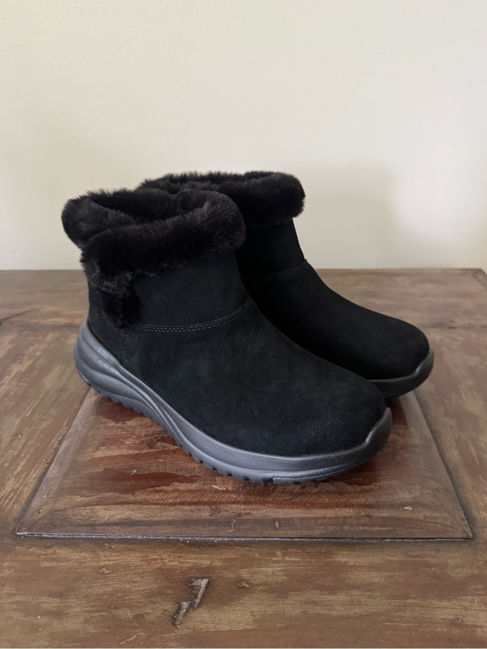 Skechers Waterproof Relaxed Fit On The Go Stellar black cozy booties women’s 7
